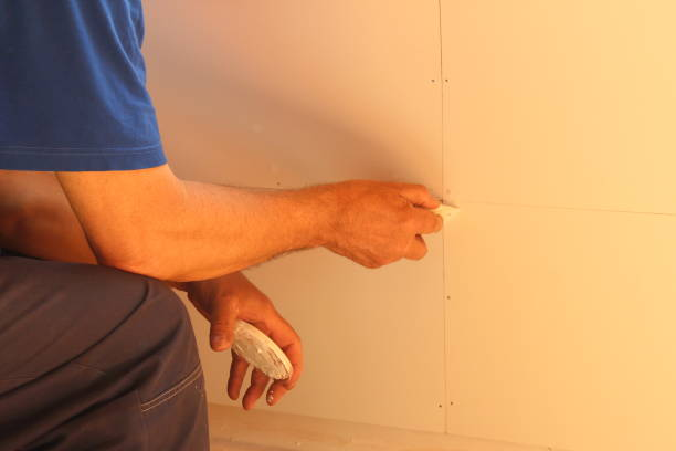 Нанесение герметика на стыки в ванной комнате